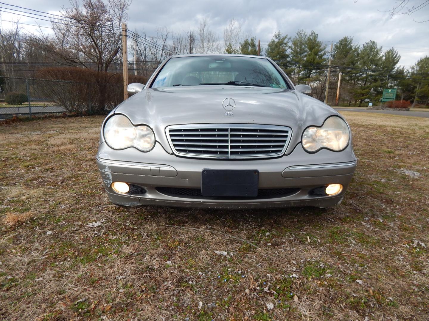 2003 Gold /Black Leather Mercedes-Benz C-Class C240 sedan (WDBRF81J03F) with an 2.6L V6 SOHC 18V engine, Automatic transmission, located at 6528 Lower York Road, New Hope, PA, 18938, (215) 862-9555, 40.358707, -74.977882 - Photo#4